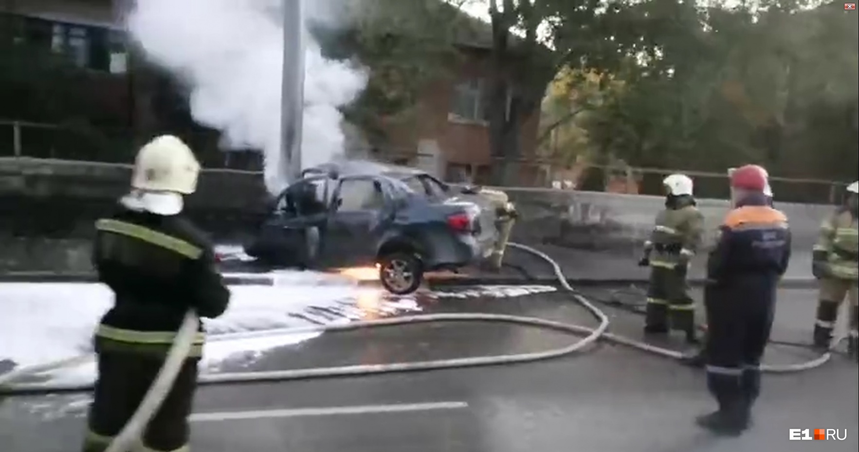 В Екатеринбурге легковушка врезалась в столб и загорелась. Есть пострадавшие