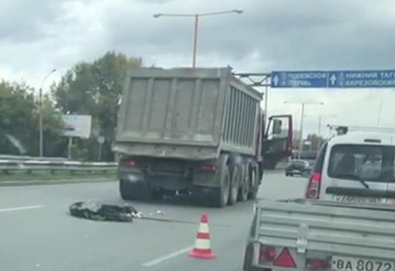 В Екатеринбурге на Объездной автодороге грузовик Volvo раздавил пешехода