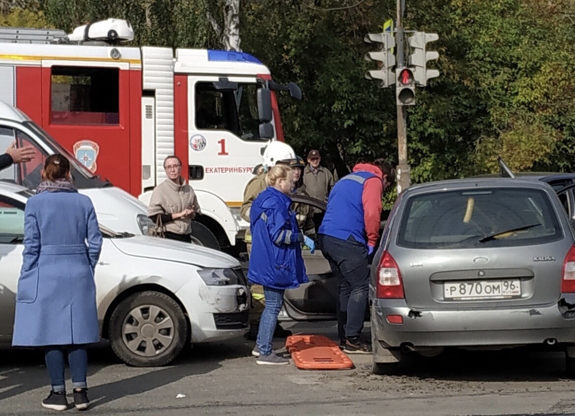 Происшествия в екатеринбурге сегодня. Авария на Блюхера сегодня в Екатеринбурге.