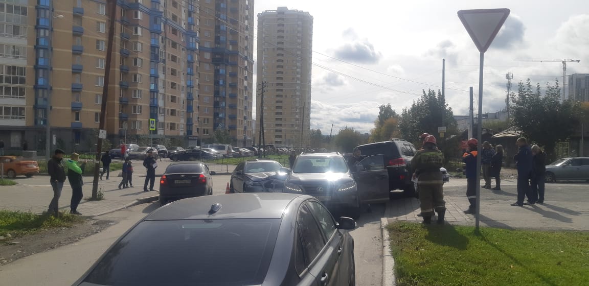 В Екатеринбурге в районе Южного автовокзала произошло массовое ДТП с пострадавшими