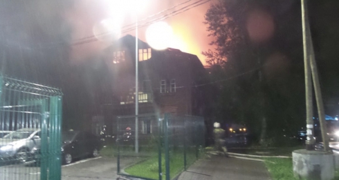 В Екатеринбурге ночью загорелся полурасселённый дом