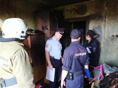 Погибли две девочки, их мама в больнице: в Свердловской области загорелась квартира