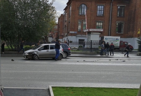«Звонит куда-то и возмущается»: в центре Екатеринбурга произошло ДТП с участием Audi и Hyundai