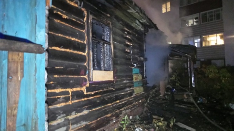 В Екатеринбурге горел расселённый дом, под завалами нашли обугленное тело В Екатеринбурге горел расселённый дом, под завалами нашли обугленное тело