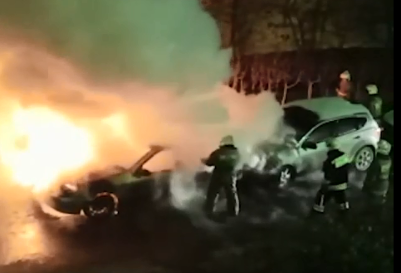 Ночью на Уктусе огонь уничтожил два автомобиля
