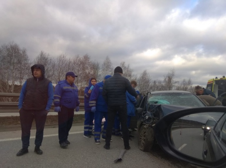 На Серовском тракте в результате аварии девушку зажало в машине