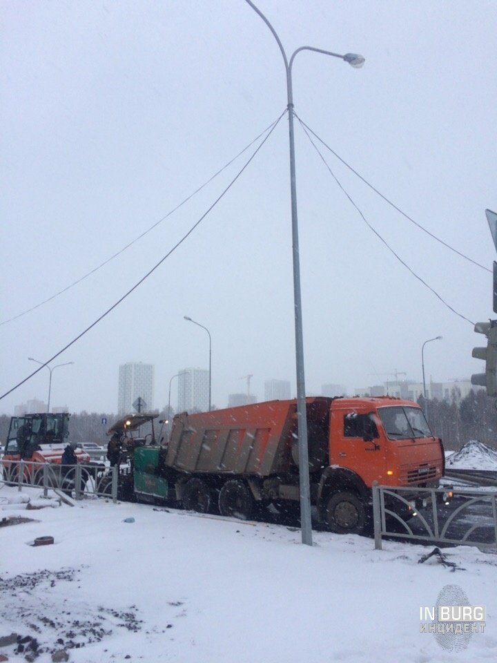 В Екатеринбурге рабочие кладут плитку, несмотря на снег
