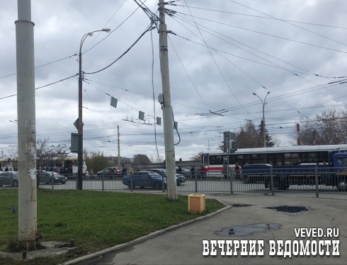В Екатеринбурге на Уралмаше образовалась пробка из трамваев