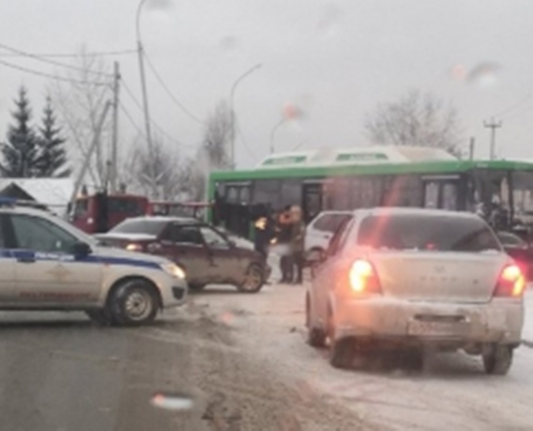 На улице Московской в Екатеринбурге произошло ДТП с двумя иномарками и автобусом
