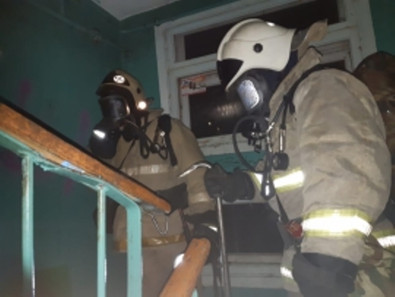 В Свердловской области из-за пожаров в жилых домах эвакуировали жителей В Свердловской области из-за пожаров в жилых домах эвакуировали жителей