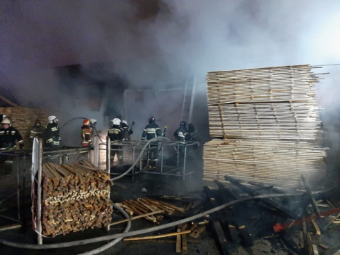 На Урале произошёл крупный пожар в цехе деревообработки и пиломатериалов 