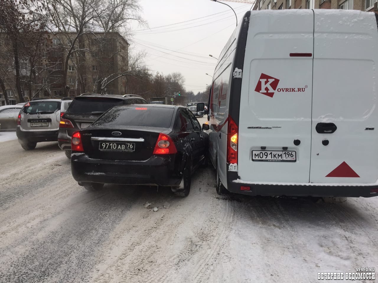 «Армейский» Форд Фокус попал в ДТП в центре Екатеринбурга