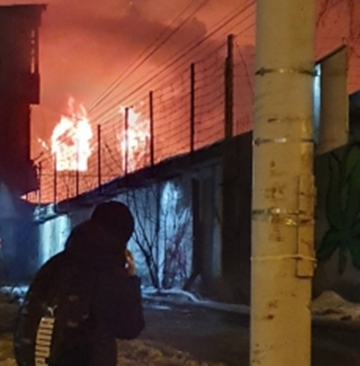 На перекрестке Радищева – Гурзуфская в Екатеринбурге горит трехэтажное здание