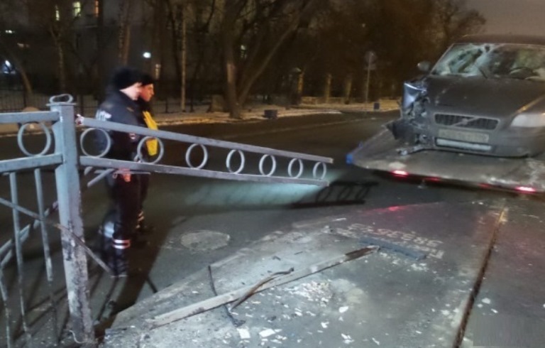 В столице Урала легковушка протаранила ограждение, которое пробило её насквозь В столице Урала легковушка протаранила ограждение, которое пробило её насквозь
