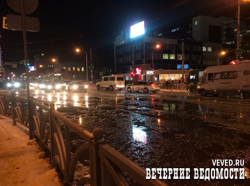 В Екатеринбурге из-за коммунальной аварии перекресток Радищева – 8 Марта залило водой 