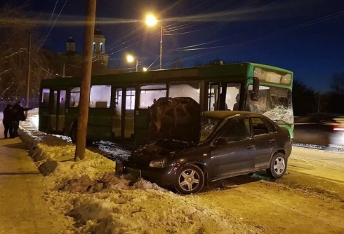 В результате столкновения легковушки с автобусом в Екатеринбурге погиб человек