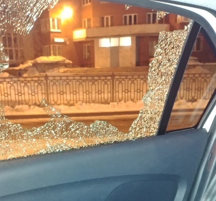 В Екатеринбурге обстреляли автомобиль с людьми внутри