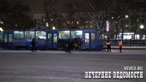 В Екатеринбурге трамваи встали в пробку из-за пакета