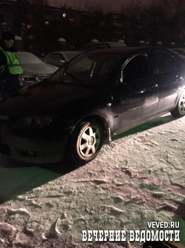 В Екатеринбурге юрист разбил автомобиль и лицо таксисту