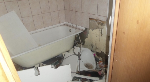 Неадекватный житель столицы Урала ночью разнёс свою квартиру и затопил подъезд кипятком