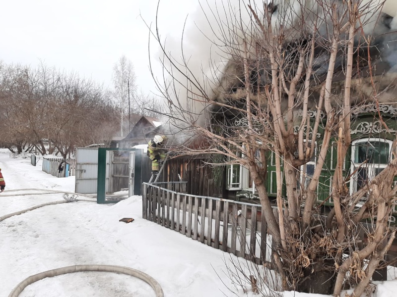 В Екатеринбурге горит частный дом на ВИЗе