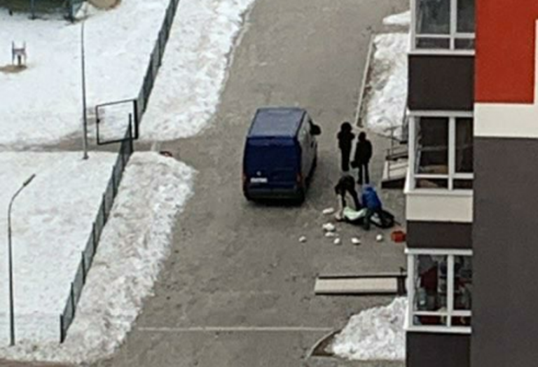 В Екатеринбурге из окна многоэтажки выпала женщина
