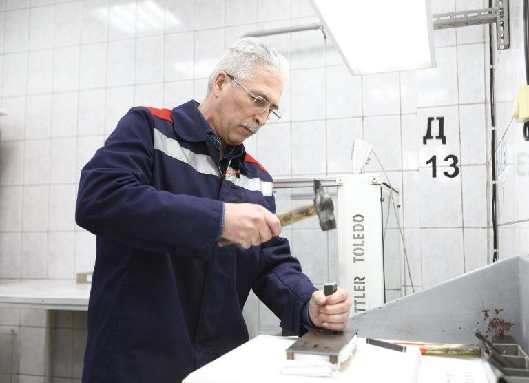 Лучшего плавильщика золота определили в АО «Уралэлектромедь»