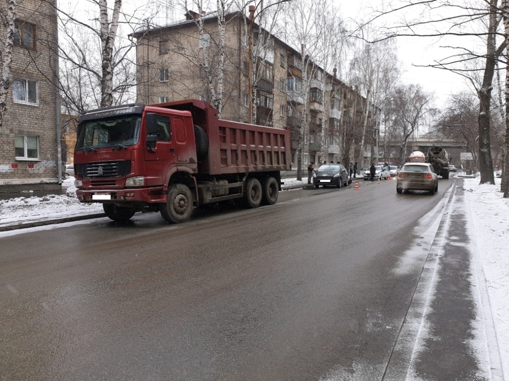 В Екатеринбурге грузовик протаранил легковушку. Двое детей пострадали