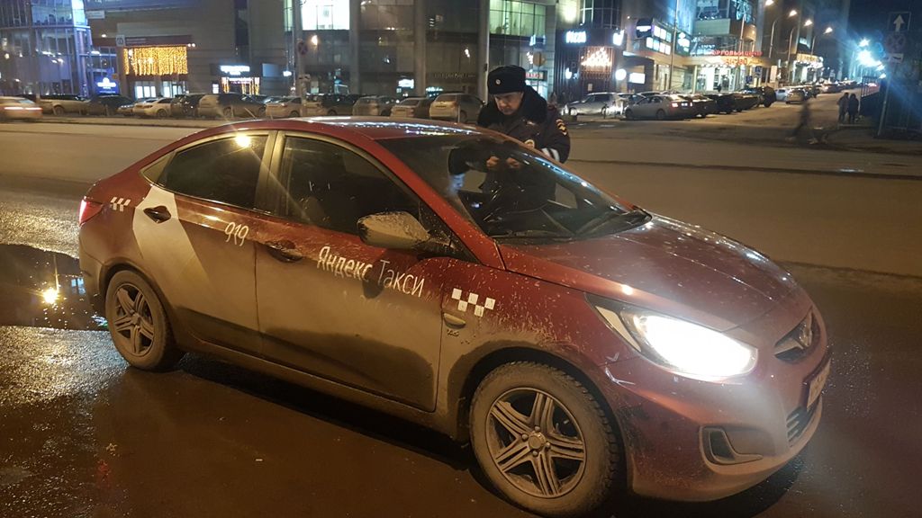В Екатеринбурге сотрудники ГИБДД поймали пьяного буйного таксиста В Екатеринбурге сотрудники ГИБДД поймали пьяного буйного таксиста