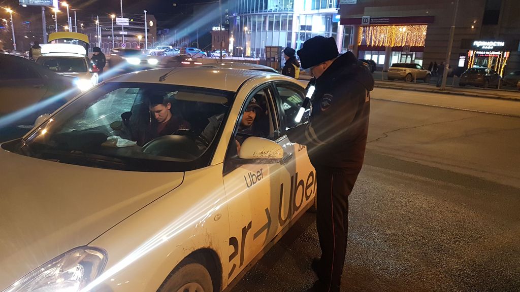 В Екатеринбурге сотрудники ГИБДД поймали пьяного буйного таксиста В Екатеринбурге сотрудники ГИБДД поймали пьяного буйного таксиста