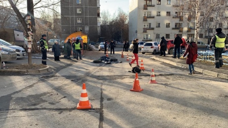 В Екатеринбурге мусоровоз насмерть сбил дедушку
