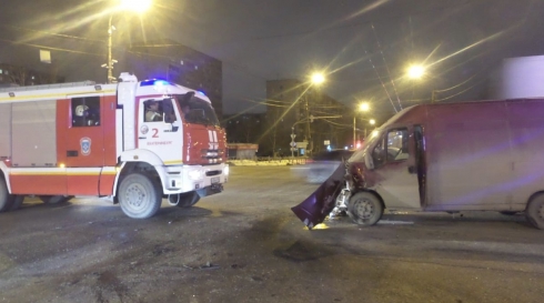 В Екатеринбурге фургон влетел в легковушку: машина перевернулась
