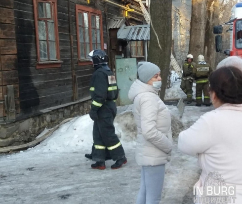 На улице Саввы Белых в Екатеринбурге горит жилой дом