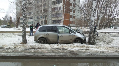 В Екатеринбурге пьяный водитель врезался в дерево