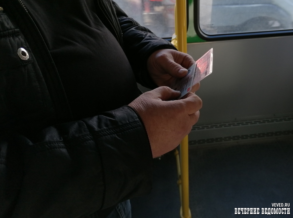 Инспекторы ГИБДД под видом пассажиров проверили маршрутки в Екатеринбурге (ФОТО) Инспекторы ГИБДД под видом пассажиров проверили маршрутки в Екатеринбурге (ФОТО)