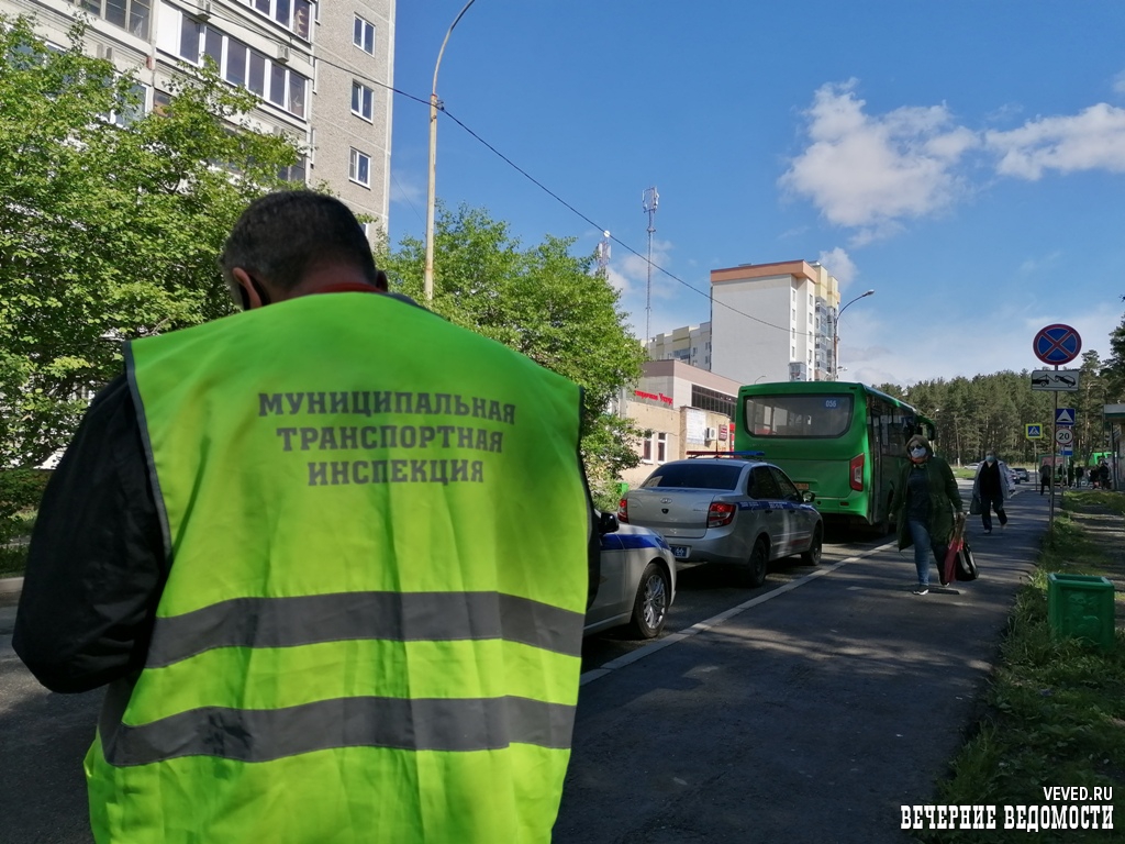 Инспекторы ГИБДД под видом пассажиров проверили маршрутки в Екатеринбурге (ФОТО) Инспекторы ГИБДД под видом пассажиров проверили маршрутки в Екатеринбурге (ФОТО)