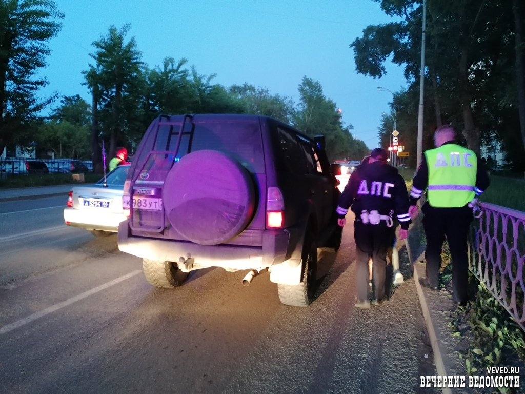 Инспекторы ДПС Екатеринбурга устроили погоню за водителем, отмечавшим конец рабочей недели