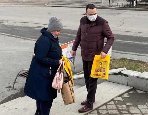Депутат Госдумы Дмитрий Ионин раздает екатеринбуржцам маски