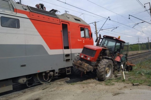Под Екатеринбургом на ж/д переезде поезд протаранил трактор