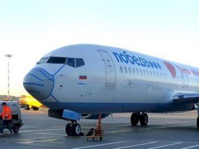 В Кольцово прибыл самолет в медицинской маске В Кольцово прибыл самолет в медицинской маске