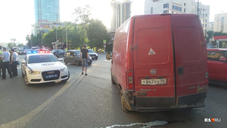 В Екатеринбурге микроавтобус наехал на пешеходов
