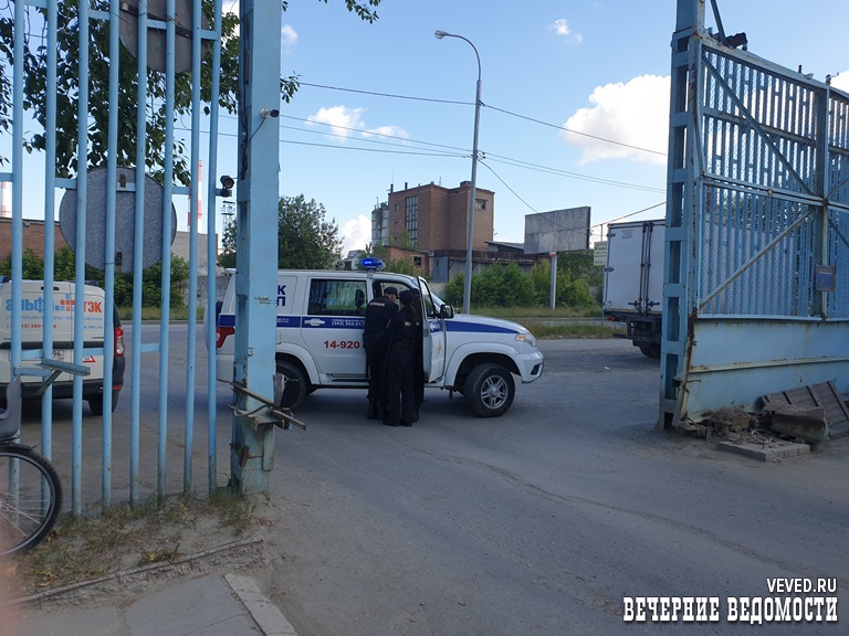 Силовики задержали 35 мигрантов на складской базе в Екатеринбурге Силовики задержали 35 мигрантов на складской базе в Екатеринбурге