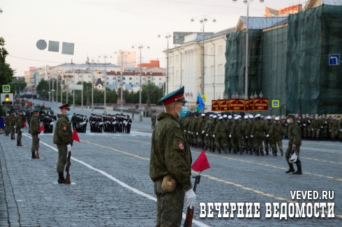 В Екатеринбурге прошла заключительная ночная репетиция Парада Победы