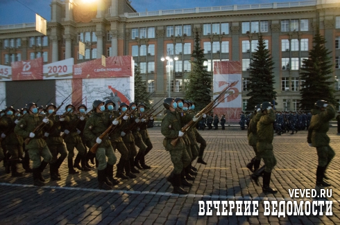 В Екатеринбурге прошла заключительная ночная репетиция Парада Победы