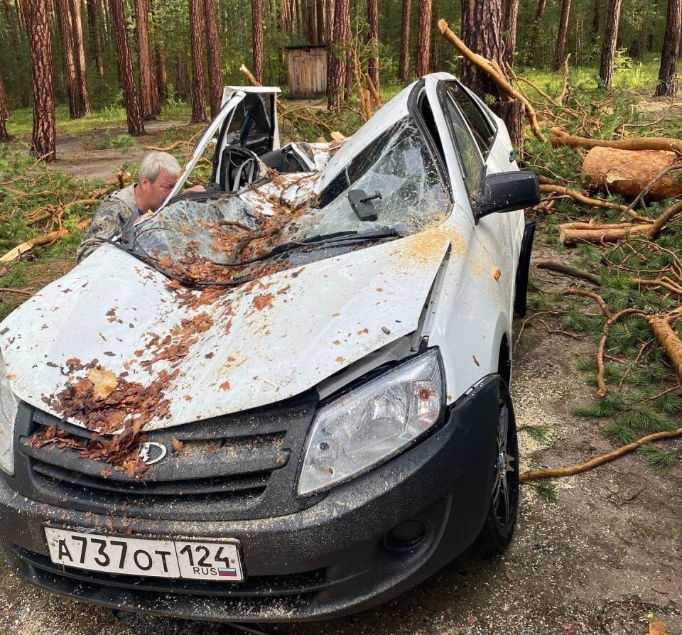 Один человек погиб, ещё пятеро пострадали во время урагана в Красноярском крае