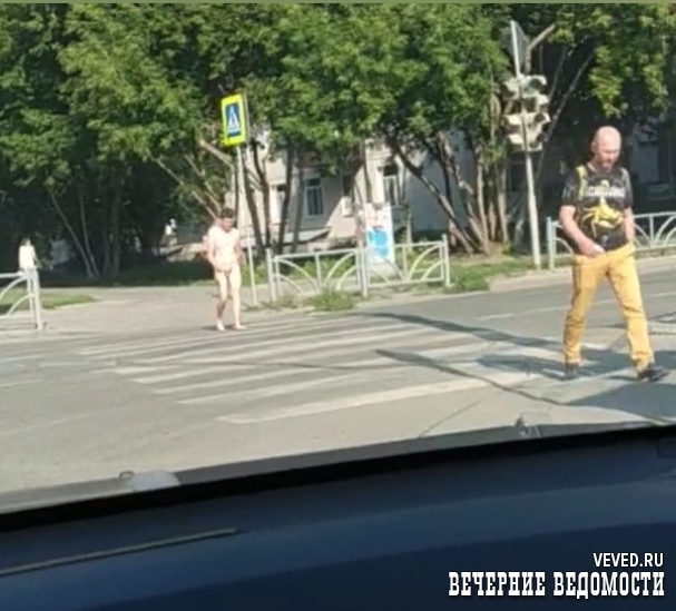 В Екатеринбурге голый мужчина гулял около здания горГИБДД