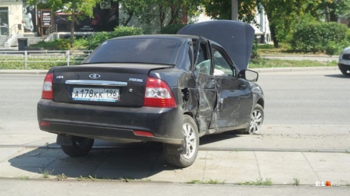 В Екатеринбурге Hyundai прошило обломком забора