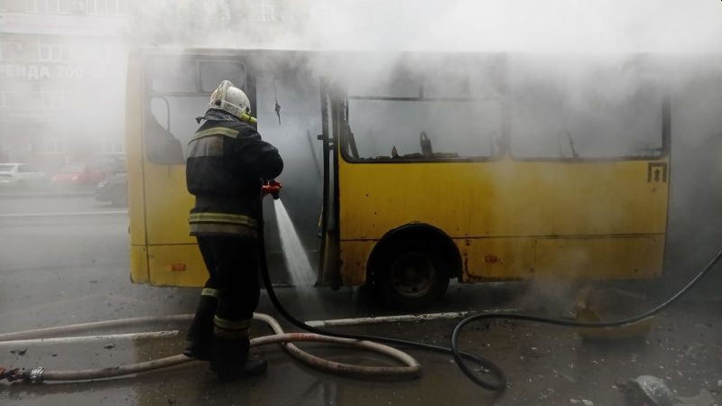 В Екатеринбурге загорелся пассажирский автобус