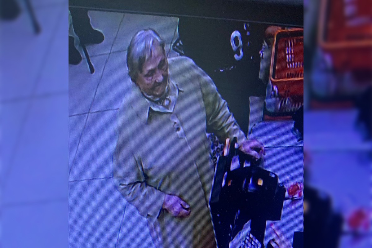 Пенсионерки в нижнем. Пенсионерка с кошельком. В Москве обокрали пенсионерку. Пожилая женщина украла кошелек.